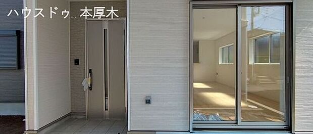 玄関とリビング