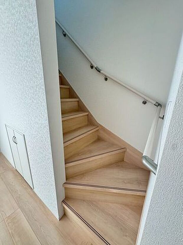 手摺つき階段で安心!