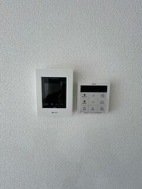 ダイニングにはドアフォンモニタ、給湯器キッチンリモコン装備