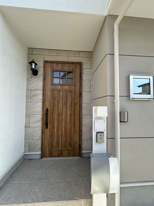 玄関ポーチは奥行もありしっかりとしたつくりです。