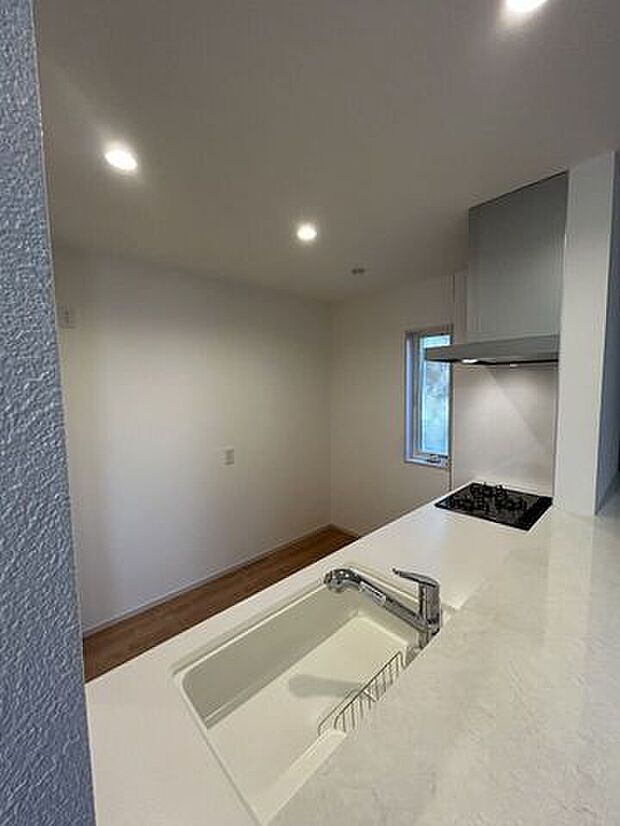 1階LDKキッチンはリビングを見渡せ、清潔な空間です。