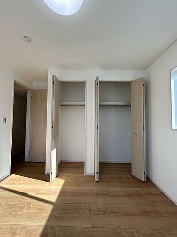 2階洋室、収納もおまかせください。