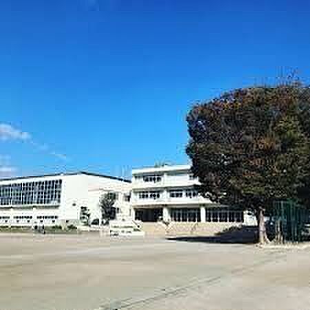 成瀬小学校 910m