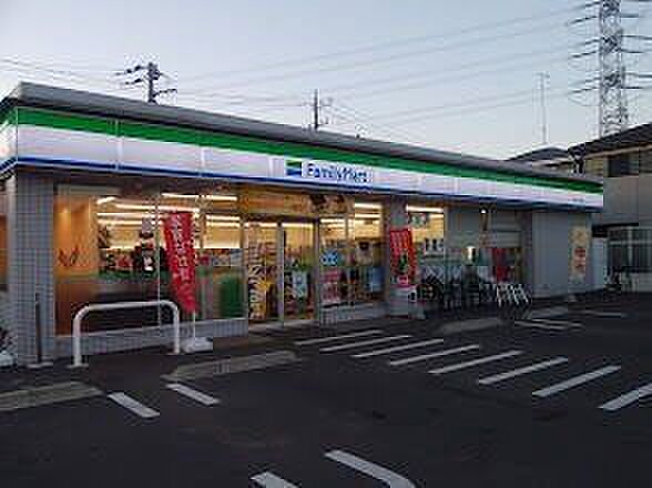 ファミリーマート伊勢原下落合店 80m