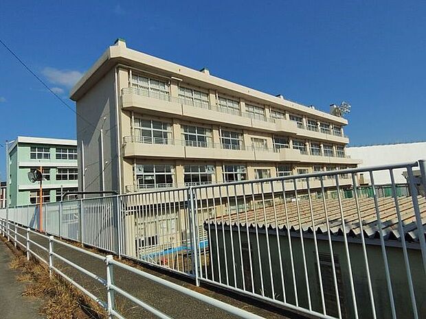 緑ヶ丘小学校 810m