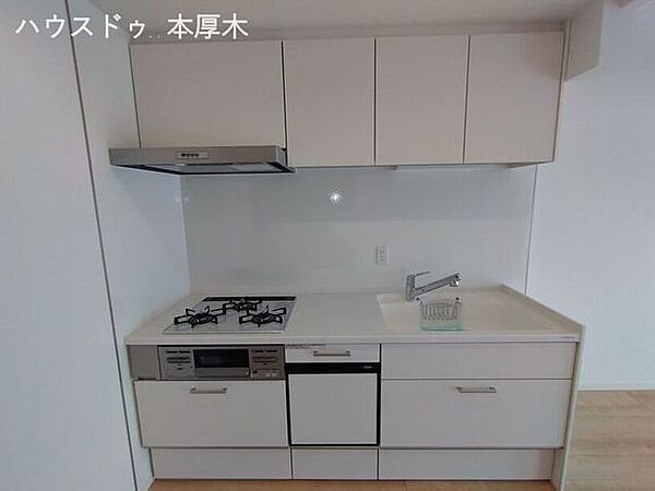 白基調の清潔感あふれるキッチン
