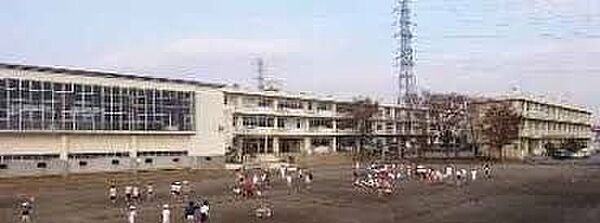 成瀬小学校 210m