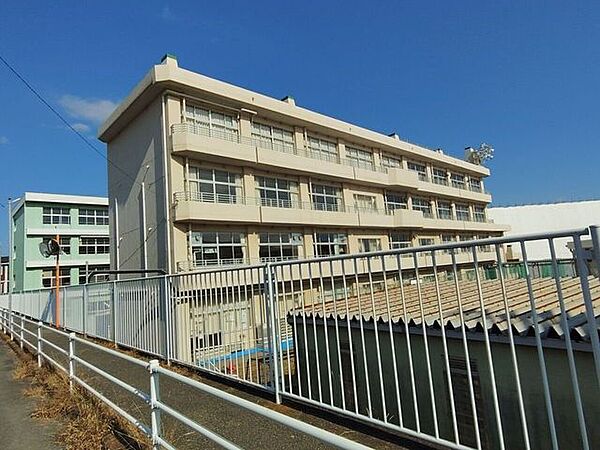 緑ヶ丘小学校 870m