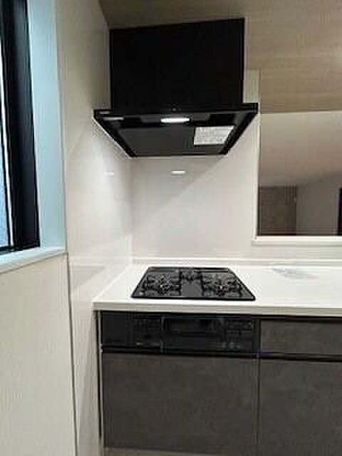 ビルトインコンロとレンジフード、シロッコファンで油汚れを断つ