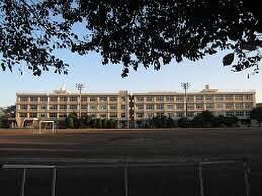 東中学校 860m