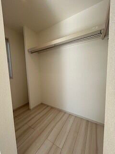 2F7帖越えの洋室に備わっているウォークインクローゼット