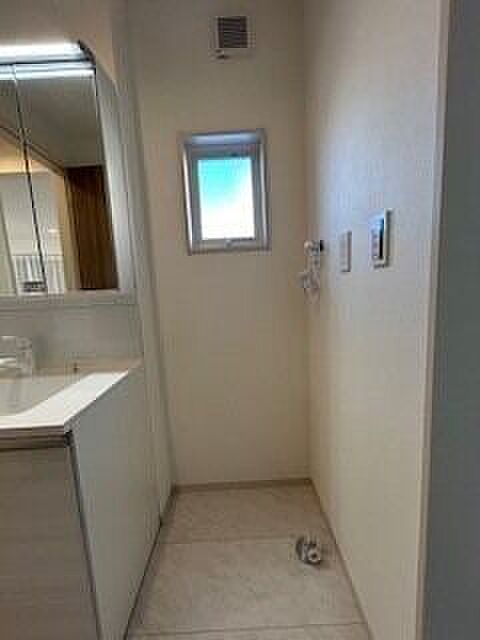 水まわり、独立した洗面台横に室内洗濯機置場