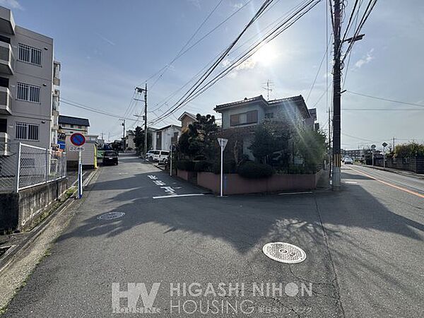 敷地面積約190m2のゆとりある広さに加え、開放感あふれる角地立地。陽当たりや通風にも優れ、のびやかな住環境が魅力です。お庭や駐車スペースゆとりがあり、ご家族でゆったりと暮らせる一邸です。