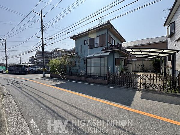 道路との高低差が少なく、スムーズに出入りできるフラットなアプローチが魅力。ベビーカーや自転車の移動もしやすく、日々の暮らしの負担を軽減します。