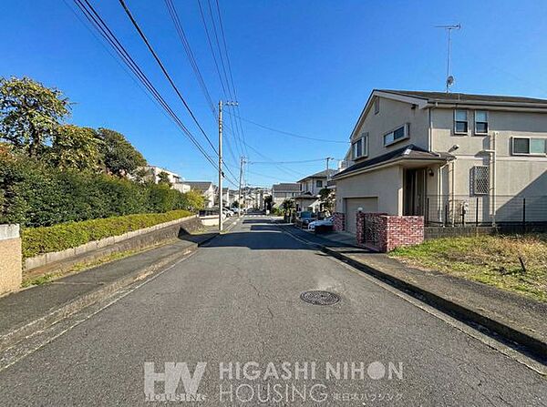 ゆったりとした前面道路で車庫入れも楽々。歩道も整備されておりますので、お子様の通学も安心感がございます。周辺も美しく整備されておりますのでキレイで穏やかな街並みが広がります。
