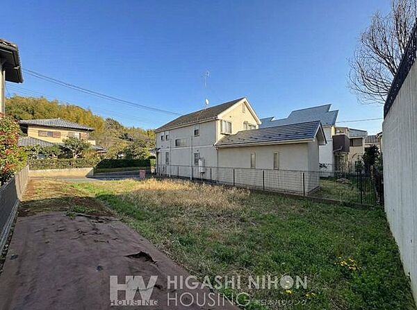 周囲は、景観や安全に特に配慮された第一種低層住居専用地域。閑静で美しい街並みが広がります。緑の潤いも感じられ、思わず深呼吸したくなる清々しい空を感じることができます。