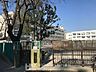 周辺：横浜市立鴨居小学校 徒歩14分。●2024年に創立150周年を迎えた鴨居小学校。「自ら問いを立て 学び続ける子の育成」を学校教育目標に掲げています● 1100m