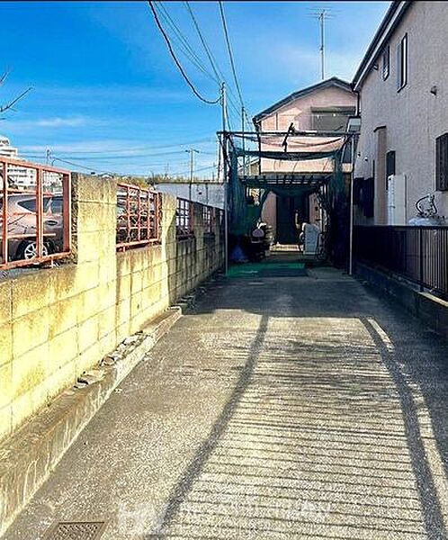 南西向きで陽当り良好、開放感のある住環境。スーパー・コンビニ・公園・小中学校が徒歩圏に揃い、日々の暮らしに便利で子育て世代にも嬉しい立地です。
