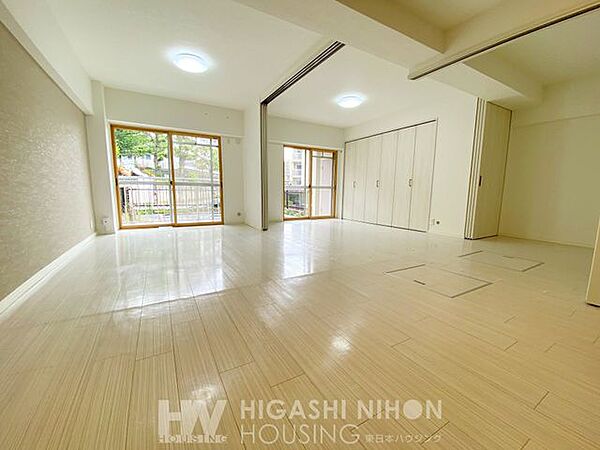 オープンな空間を生み出す、広がりとゆとり。家族と過ごす時間を大切にしたい方にぴったりのゆとりある住空間。日差しがリビングの隅々までしっかりと届きます。
