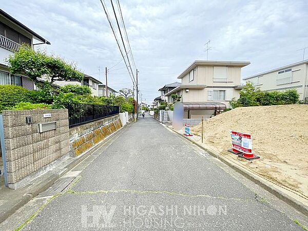 車通りが少なくお子さまにとっても安心感がございます。お車を駐車できる道幅も十分に取られておりますので、お出かけの際もスムーズです。