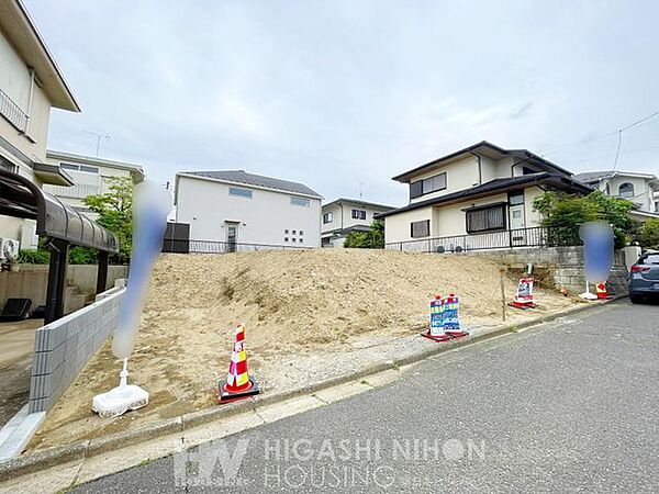 第一種低層住居専用地域に位置し、落ち着いた住環境も魅力的な立地です。公園も近くに点在しておりますので緑の潤いも感じられます。