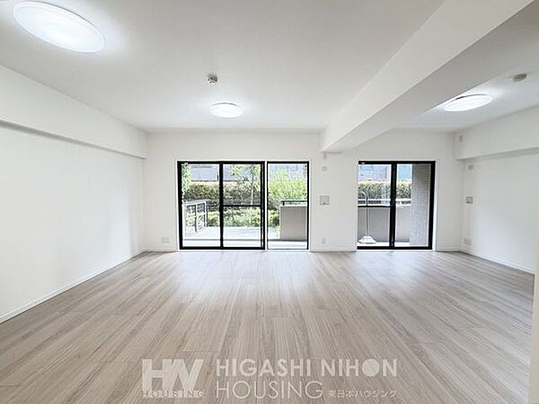 リフォーム済みで、すぐに新生活を始められるコンディションです。明るく開放的なリビングは、ワイドな窓からたっぷりと光が入り、常に快適な居住空間を保ちます。