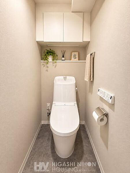 清潔感のある快適なトイレ空間をイメージしやすい写真です。【バーチャルステージングイメージ写真】本画像はCGにより小物・インテリアを配置したイメージです。画像内の小物は販売価格に含まれず、付帯しません。