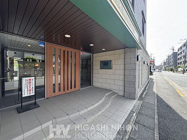 美しく洗練された印象のエントランスは訪れる人々をゆったりとおもてなししてくれます。エレベーター、オートロック、宅配ボックス完備で設備も充実しています！