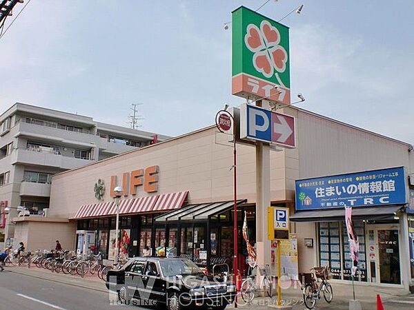 ライフ高津新作店 徒歩7分。●新鮮なネタを使用したお寿司やお魚総菜、ローストビーフなどのオードブルコーナー、手作りパンコーナーなど楽しくお買物ができます。駐車場もあり周辺の人たちに愛されるお店です●…