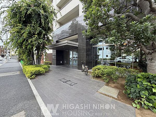手入れの行き届いた植栽が迎えるエントランスは、管理状態の良さも感じられる魅力のひとつです。