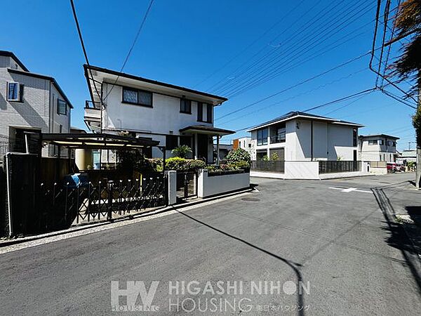 第一種低層住居専用地域に位置し、落ち着いた住環境も魅力的な立地です。公園も近くに点在しておりますので緑の潤いも感じられます。