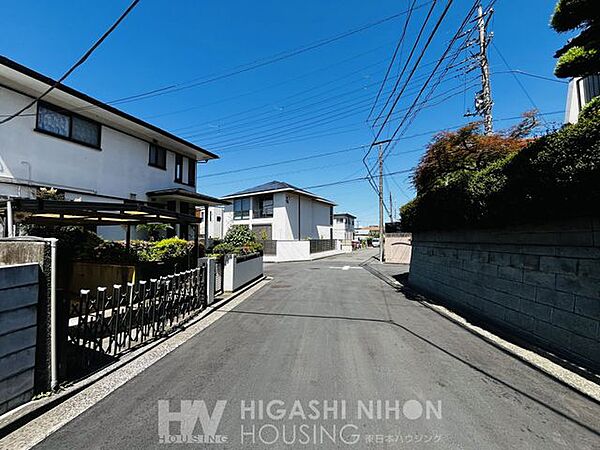 前面道路は6ｍ以上あり、車が楽にすれ違える距離です。道路が広いと見通しもよく、お子様の通学にも安心です。駐車の苦手な方も、焦らずに駐車していただけるかと思います