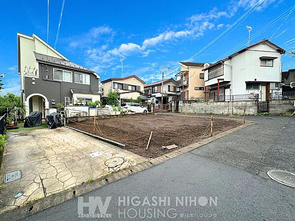 第一種低層住居専用地域に位置し、落ち着いた住環境も魅力的な立地です。公園も近くに点在しておりますので緑の潤いも感じられます。