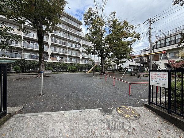 野川北公園 徒歩5分。●公園を囲むように植栽や木々が植えられていて身近な自然を感じられる環境になっています。すべり台、ブランコ、スプリング遊具、鉄棒、砂場とおなじみの遊具が一通り揃っています。●…