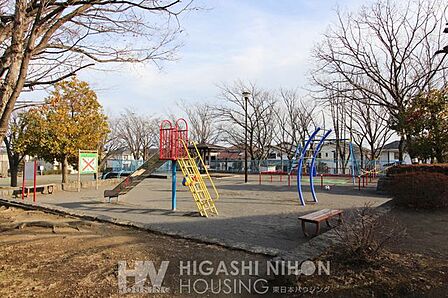 鴨志田第四公園 徒歩6分。●遊具はブランコ、滑り台、お砂場、スプリング遊具などがあります。スプリング遊具は鳥さんの形をしており、可愛いと評判です。地元の小学生に人気の公園です● 410m