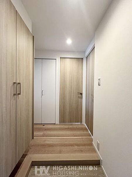 大容量の下駄箱が設置され、お気に入りの靴やブーツ、傘などを収納していただけます。訪れる人を温かく迎えてくれる、明るい玄関です。