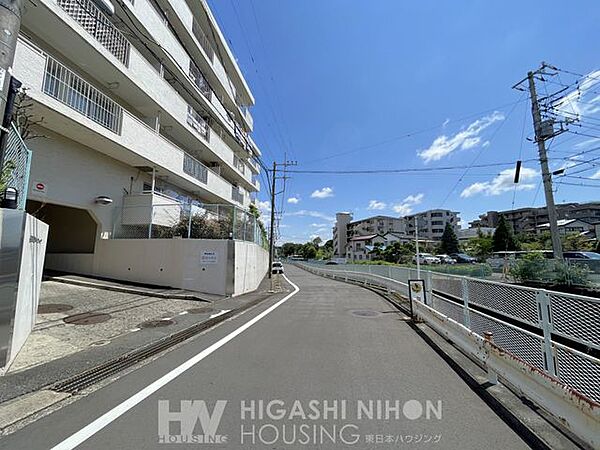 周辺にはコンビニ、ドラッグストア、総合病院などあると便利、万が一の時でも安心の施設が揃っております。現地のご見学の際には、周辺の環境も含めて丁寧にご説明させていただきます。