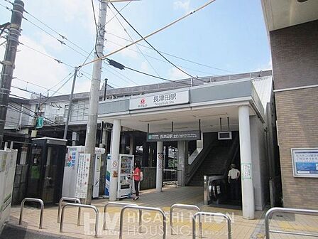 長津田駅は、東急田園都市線とJR横浜線、こどもの国線が乗り入れる交通利便性が良好の始発・ターミナル駅です。駅周辺は平坦でスーパーや生活施設が充実。緑豊かな自然も残り、ファミリー層に大人気のエリアです。