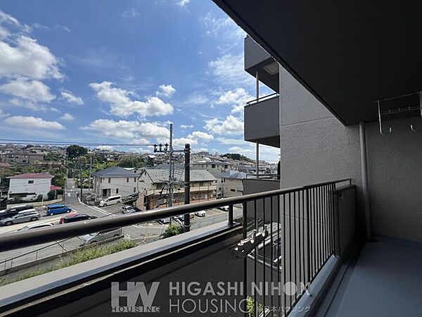 バルコニーに出ると、広い空と優しい風を感じることができます。つい深呼吸したくなる気持ちの良い眺望は、このお部屋の自慢です。