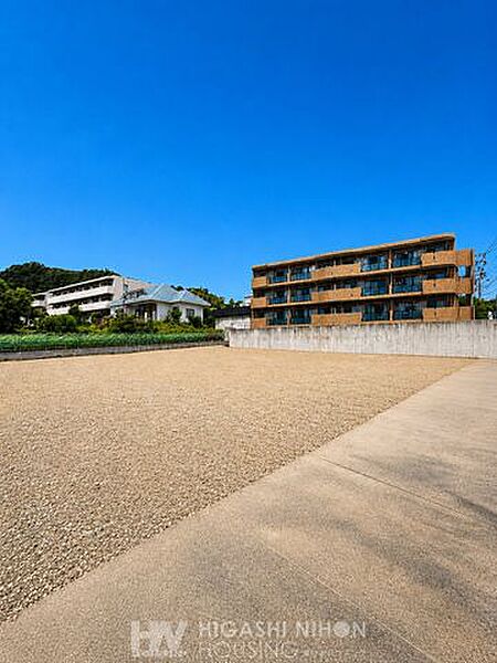陽当りや通風・土地の大きさの比較など．．．また周辺環境や街並みの様子など、資料には掲載していない情報が現地にはたくさんございます。 是非お気軽にお問い合わせください。
