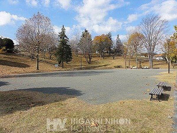 あざみ野一丁目公園 徒歩12分。●自然が多く広々と開放的で滑り台やブランコなどの遊具と広場が分かれており小さなお子様も遊びやすいです。園路も整備されベビーカーでも訪れやすい● 750m