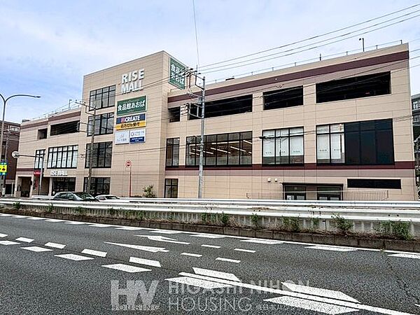 食品館あおば鷺沼店 徒歩7分。●鮮度の良い青果や大容量で安い肉類が強みの地域密着型スーパー。特に精肉は「29の日」などの特売が充実。惣菜も手作りで安く、日用品や輸入食品も豊富に揃う● 550m