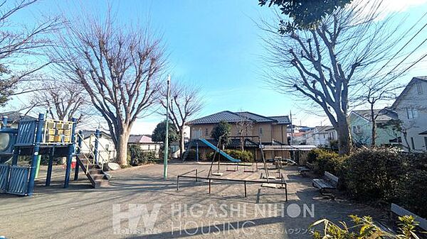 多摩美こぶし公園 徒歩3分。●麻生区にある住宅街の比較的広めな公園です。昭和後期につくられた第二次ベビーブームのための公園です。遊び場にはスプリング遊具　スイング遊具、砂場、複合遊具ブランコすべり台…