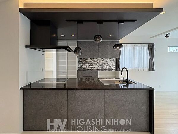 【当社施工例】■フィオレストーンの質感が美しい洗練された上質なキッチン※一部オプションを含みます。