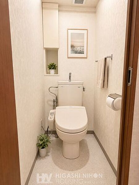 清潔感のある快適なトイレ空間をイメージしやすい写真です。【バーチャルステージングイメージ写真】本画像はCGにより小物・インテリアを配置したイメージです。画像内の小物は販売価格に含まれず、付帯しません。