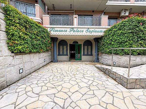 上質な雰囲気を感じさせるエントランス。住まう方を迎える共用空間です。※画像は一部CG加工を施しているため、実際の現況と異なる場合があります。現況を優先いたします。