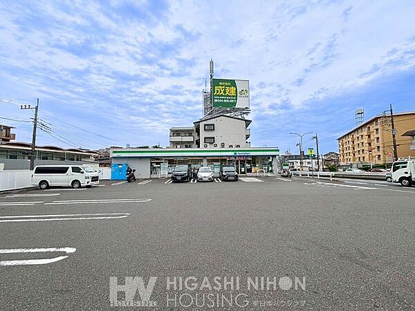 ファミリーマート川崎鷺沼店 徒歩5分。●24時間営業の便利なコンビニが近隣にあり、便利な生活環境が整います。いつでも気軽に立ち寄れ、心強い存在です● 350m