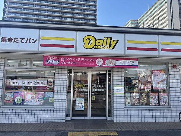 デイリーヤマザキＪＲ六地蔵駅前店 370m