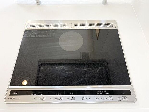 IH3口コンロで同時調理も楽々♪お手入れもしやすく、キッチンをきれいに保ちやすいのもうれしいポイントです○