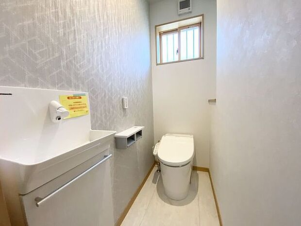 窓付きのトイレで、換気がしやすく清潔感のある空間。自然光も入るため、明るく快適にご利用いただけます♪